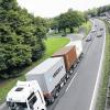 Riesen auf der Straße: Bis zu 60 Tonnen schwer und 25,25 Meter lang dürfen sogenannte Gigaliner sein. Dieser Riesenlastwagen ist auf der A 40 zwischen Bochum und Essen unterwegs. Im nächsten Jahr werden die monströsen Trucks testhalber auch durch Unterfranken rollen.