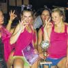 (flo)   Mit acht Cheerleadern haben die Black Paws aus Würzburg am Elite Beach Cup in Berlin teilgenommen. Die Mädels präsentierten den mitgereisten Fans in drei Einzeln und einer Gruppenvorführung Jumps, Bodenturnen und einen Cheer. Da es in der Einzelkategorie keine Altersklasse gibt, mussten drei Juniorinnen ihr Können auch unter Erwachsenen beweisen: Mit Platz drei und Platz sieben qualifizierten sich Alina Schubner und Alessa Paval dennoch souverän für die Teilnahme am Finale. Die erstmals angetretene Vanessa Seibel kam auf den elften Rang bei insgesamt 32 Teilnehmern. Die Renegades, der Grouptstunt der Black Paws (im Bild), erreichte in der Kategorie Senior Allgirl Platz drei unter 18 Teams.