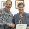 Hohe Ehre: Die aus Bad Neustadt stammende Rechtsanwältin Mechthild Benkert wurde in Grafenwöhr von Oberstleutnant David E. Mendelson mit einem der höchsten Orden der US-Armee für zivile Mitarbeiter ausgezeichnet.