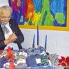 Selbstgestrickt: Schwester Tamara Polifke freut sich über viele Socken-Spenden. Die langjährige Ambulanzschwester im St. Josefs-Stift verteilt die Socken vor allem an Bewohner im Rollstuhl.