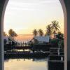 Traumkulisse: Wo heute wieder Ferienstimmung eingekehrt ist, riss der Tsunami an Weihnachten 2004 Tausende Menschen in den Tod. Blick aus dem JW Marriott Khao Lak Resort über den Pool zum Meer.
