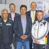 (jan)   Der neue Vorstand des Fecht-Clubs Tauberbischofsheim stellte sich in einer Mitarbeiterversammlung des Fechtzentrums vor, erläuterte seine Ziele, Hoffnungen und Erwartungen, betonte vor allem, dass allein der Sport im Mittelpunkt aller Bemühungen stehen müsse. Um weitere Erfolge verzeichnen zu können, sei ein hohes Maß an Gemeinschaftssinn und Motivation erforderlich. Im Rahmen dieser Zusammenkunft wurden langjährige Mitarbeiterinnen und Mitarbeiter des Olympiastützpunktes geehrt (vorn von links): Frauenflorett-Bundestrainer Lajos Somodi und Landestrainer Jo Braun für 25-jährige Zugehörigkeit, Landestrainer Sven Todt für 20 Jahre, Nina Nuss (links) und Jamila Fraoui (rechts) für je 15 Jahre. Gratulanten waren die Vorstandsmitglieder des Fecht-Clubs Tauberbischofsheim (h. von links) Thorsten Weidner, Michael Grethe, Thomas Menke, Wolfgang Mika und OSP-Leiter Matthias Behr. In Abwesenheit wurden auch Efim Chvidko, Olga Hübner, Alexander Kreis für jeweils 15 und Larissa Bepple für zehn Jahre mit einbezogen.