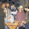 „Nur ein Strohhalm“: So hieß die Geschichte, die bei der Knetzgauer Schulweihnacht in der Kirche in Zell die Schulspielgruppe mit Maria Kraus (von links), Anna Schmidt, Jessir Klein, Deborah Thiess und Liam Neu aufführten.