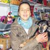 Freut sich über die vielen Geschenke: Tierheimleiterin Ursula Böhm mit einem ihrer Schützlinge.