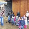 Tüchtige Helferlein: Die Kinder des Kindergartens Eßleben packten beim Auflösen der Strohballen tüchtig mit an.