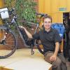 Das Rad für Australien: Mit einem Haibike unterstützt der Fahrradhersteller Winora den Weltenbummler Maximilian Semsch. Links: Haibike-Produktmanager Christian Malik. Rechts Felix Puello (Produktmanager Winora-Staiger GmbH).
