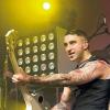 Rockabilly-Haltung: Broilers-Sänger Sammy Amara spielt auch Gitarre und liebt bunte Tattoos.