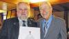 Freute sich über viele Gratulanten: Artur Vey (rechts) aus Fladungen konnte zu seinem 80. Geburtstag auch die Glückwünsche von Bürgermeister Robert Müller entgegennehmen.
