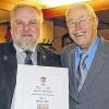 Freute sich über viele Gratulanten: Artur Vey (rechts) aus Fladungen konnte zu seinem 80. Geburtstag auch die Glückwünsche von Bürgermeister Robert Müller entgegennehmen.