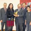 Ein Symbol für die Menschenrechte:  Die Friedenstaube kommt von Schonungen ins Celtis-Gymnasium. Von links: Schülersprecher Darius Sultani, Konrad Bonengel (Leiter des Sachgebiets Kreisentwicklung), Christine Seufert (Leiterin der Realschule Schonungen), Rainer Herzing (Chef des Celtis-Gymnasiums), Landrat Harald Leitherer sowie die beiden Schülersprecher Jonathan Auer und Lisa Horna.