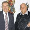 Glückwunsch: Max Mahr (rechts) feierte am Silvestertag 80. Geburtstag. Bürgermeister Thomas Fischer gehörte zu den Gratulanten.