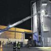 (gk)   Die Stützpunktfeuerwehr war am Montag rasch zur Stelle und verhinderte, dass der Schwelbrand im Späne-Silo der Firma Wolz Nautic im Gewerbegebiet Langensteinach größeren Schaden anrichtete. Mitarbeiter hatten Rauch bemerkt und die Feuerwehr um 16.28 Uhr alarmiert. 25 Feuerwehrleute waren an der Einsatzstelle in der Landwehrstraße. Kreisbrandinspektor Dieter Bodendörfer, Kreisbrandmeister Jochen Hirsch und Kommandant Dietmar Braun waren vor Ort. Wie Braun mitteilte, hatte sich das gehäckselte Holz im Silo erhitzt. Es habe wie bei einem Schwelbrand zu glühen angefangen. Die verschiedenen Glutnester, die mit der Wärmebildkamera lokalisiert worden sind, seien gezielt abgelöscht worden, informierte der Kommandant. Bereits 2010 war die Uffenheimer Wehr zwei Mal zu Einsätzen an diesem Spänebunker ausgerückt.
