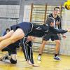 In Schräglage: Mit dieser spektakulären Flugeinlage hält Ostheims Sascha Klee (vorne) den Ball im Spiel. Max Hopperdietzel (verdeckt) kann ebenso nicht mehr ins Geschehen eingreifen wie Arthur Kuck (rechts). Dennoch verlor der TSV Ostheim dieses Spiel überraschend gegen Röttingen und büßte die Tabellenführung ein.