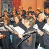 Ohrenschmaus: Der Sängerkranz 24 mit Dirigent Manfred Goldkuhle und die über 120 Zuhörer rückten eng aneinander im Rittersaal des Mühlbacher Schlosses. Die musikalische Reise führte in das Reich der deutschen Märchen und Sagen.