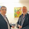 Spendenübergabe: Bernd Fischer von der Firma FIB (links) übergibt 4000 Euro an Bernhard Elsesser vom Kinderhospiz Sternenzelt.