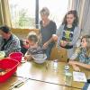 Gemeinsam kochen macht Spa?: Hier bereiten die Kinder für ihren Bohneneintopf alle Zutaten unter Anleitung von Evi Treuting zu.