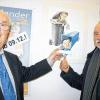 Diogenes in der Tonne: Bürgermeister Otto Wirth (links) und Karikaturist Heinz A. Böhm freuen sich über die gelungenen Cartoons im Schweinfurter Müllkalender 2012.