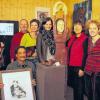 (gz)   Als Galerie „Zeitweise“ stellen in den Räumen des leer stehenden ehemaligen Ladengeschäftes von Foto Adelmann (Würzburger Straße 1) sieben Veitshöchheimer Künstler derzeit Werke aus. Antje Friederich präsentiert ihre mit der Motorsäge gestalteten Holzskulpturen und frostsichere Keramikschalen. José F. Sánchez zeigt Prägedrucken auf handgeschöpftem Papier und Radierungen, Petra Söder großformatige Malerei mit mythologischen Motiven. Helga Teuber ist mit ihren barocken Frauenbildnisse vertreten. Ulrike Zimmermann präsentiert großformatige Bildern zum Thema Früchte und Collagen auf Holzfurnier. Peter Zimmermann zeigt seine gezeichnete Reise auf dem Main von Veitshöchheim zum Würzburger Kulturspeicher in Form eines Videos. Von Kathrin Feser sind Cutouts und großformatige Zeichnungen zu sehen. Bis zur Finissage am 18. Dezember, 19 Uhr ist die Galerie „Zeitweise“ an den Adventswochenenden jeweils samstags und sonntags von 14 bis 18 Uhr geöffnet. Im Bild: (von links) Helga Teuber, José Sanchez, Michael und Ulrike Zimmermann, Antje Friederich, Organisatorin Ilse Feser und Helga Söder zu (es fehlt Katrin Feser).