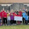 Erinnerungsfoto vor der Kirchenburg: Manuela Henkel (Zehnte von links, schwarzes Stirnband), Olympiasiegerin im Skilanglauf, lief mit den TSV-lern und anderen Lauffreudigen zwei Fünf-Kilometer-Runden für Somalia. Bernhard Öhlein, Vorsitzender von Medair Deutschland (links neben Manuela Henkel), freute sich, dass über 20 000 Euro zusammenkamen.