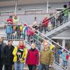 Endlich fertig: Die Bockleter Kindergartenkinder mit Leiterin Christine Eberth-Booms (auf der Treppe) und den Verantwortlichen Pfarrer Michael Kubatko (von links), Claudia Wachsmann, Vorsitzende Dörte Jentsch, stellvertretende Vorsitzende Christine Enzmann und Manfred Kutz.