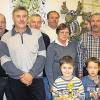 Stolze Züchter: Die Titelträger der Vereinsmeisterschaften des Kleintierzuchtvereins Bastheim rekrutierten zwei Nachwuchs-Tierfreunde zu Pokalhaltern. Im Bild (von links) Jürgen Klüber, Willi Kirchner, Herold Werner, Richard Wiese, Gertrud Kirchner und Vorsitzender Hans Seifert.