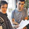 Kindergeld verweigert: Alexandra Van Houtte und Sohn Pascal mit Schreiben und E-Mails, in denen die Mutter bei der Familienkasse das Kindergeld für Pascal anmahnt. Die Kasse hatte es ohne Angabe von Gründen vor drei Monaten zu Unrecht einfach gestrichen. Einen Tag nach der Anfrage dieser Redaktion will die Kasse die berechtigte Leistung plötzlich rückwirkend doch zahlen.