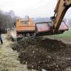 Auf dem Holzweg: Befestigt wird der Weg zum neuen Holzlagerplatz, den die Stadt in Reichenbach ausgewiesen hat. Ortsreferent Fabian Nöth hat die Aktion angeregt und kümmert sich um die Durchführung der Arbeiten.