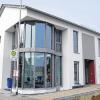 (svd)   Seit Montag finden Bad Kissinger Tierfreunde die vertraute Kleintierklinik Grappendorf im Neubau an der Garitzer Straße 10. Helle Behandlungszimmer und moderne Technik wie ein Kernspintomograph sind jetzt auf dreifacher Fläche (600 Quadratmeter) großzügig verteilt. Die alten Räume in der Ahornstraße seien längst viel zu klein geworden, erzählt Tierarzt Heiko Grappendorf (52). In den neuen Räumen sei die Arbeit für die drei Ärzte, die zwei Aushilfen und fünf Helferinnen um Ehefrau Gabriela jetzt viel angenehmer. An 365 Tagen steht 24 Stunden pro Tag mindestens ein Arzt für alle Notfälle bereit. Vom Kanarienvogel bis zum Affen werde jedes Tier artgerecht behandelt. „Solange es sich um ein Liebhabertier handelt, das nicht zum Essen bestimmt ist“, betont Grappendorf. Sein bisher größter Patient war kürzlich der Puma eines Zauberers. „Das ist auch eine Katze – nur größer.“ Kontakt: Kleintierklinik Grappendorf, Zentrum für Kernspintomographie,  (09 71) 26 57.