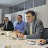 Gut gelaunt bei der Redaktionskonferenz: Professor Kilian Moritz (Zweiter von rechts), eingerahmt von Andreas Kemper, Main-Rhön-Chef und Mitglied der Chefredaktion (links) daneben sowie den beiden Ressortleitern Michael Nöth (links) und Roland Pleier (rechts).