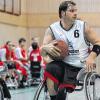 (frak) Gegen die mit vielen Nationalspielern gespickte Erstliga-Mannschaft von Immovesta Trier hatte Zweitligist VdR Würzburg in der ersten Pokalrunde der Rollstuhlbasketballer in Kürnach wie erwartet kaum eine Chance. Mit 66:89 (15:28, 19:22, 15:22, 17:17) unterlagen Andreas Bieber (rechts) und seine tapfer kämpfenden Würzburger gegen die Moselstädter um den derzeit besten deutschen Rollstuhlbasketballer Dirk Passiwan (links). Für Würzburg punkteten Christian Meyer (16 Punkte), Andreas Bieber (15), Sebastian Sauer (12), Andrea Ehrenfels (8), Frederic Kluge (8), Dieter Stecher (5) und Christian Staab (2). Im Anschluss gewann Trier auch gegen Rolling Choclate Heidelberg mit 79:62 und qualifizierte sich für die nächste Pokalrunde.