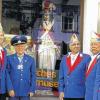 (lsl)   Ihre Präsidiumstagung 2011 verlegte das Bonner Stadtsoldaten-Corps aufgrund guter Kontakte zum Deutschen Fastnachtmuseum nach Kitzingen. Bei der Gründung im Jahr 1872 nahm man laut Pressemitteilung die Leibgarde des Kurfürsten Clemens August als Vorbild. Eine Figur davon steht im Schaufenster des vom Fastnachtsmuseum neu erworbenen Hauses in der Luitpoldstraße. Nach Stadt- und Museumsführung wurde auch dieser Soldat von Helmut Vanfürt mit einem Orden ausgezeichnet. Kommandant Ralf Wolanski bedankte sich bei Kurt Schmitt, der die Truppe übers Wochenende betreute und ihnen den Aufstieg auf den Marktturm mit herrlichem Blick über Kitzingen ermöglichte. Das Foto zeigt die Bonner Stadtsoldaten mit Kurt Schmitt (Vierter von links) und dem Vorbild im Schaufenster.