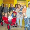 Da strahlt der Nachwuchs: Die Verantwortlichen des Babybasars Ober-/Unterwaldbehrungen haben der Kinderkrippe im Bastheimer Kindergarten „Kinderland“ einen nagelneuen Bollerwagen spendiert. Mit den Kindern freuten sich auch Kindergartenleiterin Uschi Franz (Zweite von rechts) und Betreuerin Elke Hergenhan (rechts).