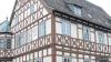 Ein Hingucker: Viele Passanten bleiben zurzeit in der Weiße-Turm-Straße stehen, um das renovierte Fachwerkhaus Teutsch zu bestaunen. Das Bild entstand in einem der seltenen Momente, wo einmal kein Auto rund um das Anwesen parkte.