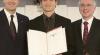 Studienrat Andreas Reuter (Mitte) erhielt von Bundespräsident Christian Wulff den Tutorenpreis überreicht. Rechts der Repräsentant der Körber-Stiftung, Lothar Dittmar.