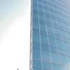 (gam)   Am Montag hat die Montage des Außenaufzugs am Hotelturm begonnen. Damit soll ab nächste Woche Baumaterial durch die hinten offene Fassade in den 58-Meter Turm geschafft werden. „Die Stockwerke werden sukzessive von oben nach unten ausbebaut“, erklärt Matthis Baumhöfer, Architekt der Hamburger „Meding Plan + Projekt GmbH“ (MPP). Der große Turmdrehkran werde erst Anfang 2012 aufbebaut. Bis Herbst nächsten Jahres soll das Hotel fertig sein.