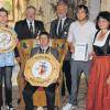 Der neue Schützenkönig des Schützenvereins Unfinden Daniel Gießl auf dem Schützenthron wird umringt von (v. li): Nina Roscher (1. Jugendritter), Jugendkönig Leopold Friese, stellvertretender Gauschützenmeister Norbert Mahr, Schützenmeister Heinz Grimmer, Kornelius Urlaub (2. Ritter Schützenklasse), Sportleiterin Ilse Sturm.
