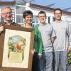 Die fünfte und sechste Generation: Die Schreinerei Markert ist mit 170 Jahren einer der ältesten Handwerksbetriebe in der Stadt. Im Bild von links Inhaber Gerhard Markert mit seiner Frau Evi sowie die Söhne Andreas und Johannes. Gerhard Markert hält den Meisterbrief seines Urgroßvaters Adalbert aus dem Jahr 1910 in Händen.