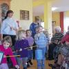(mkr)  Die Kinder vom Karoline-Kolb-Kindergarten kommen jedes Jahr mit ihren Laternen ins Haus der Betreuung und Pflege, um Lieder über Licht und Dunkelheit und St. Martin zu singen. Die Senioren singen mit und halten dabei auch mal die ein oder andere Kinderhand. Diesmal hatten die Kinder mit ihren drei Betreuerinnen auch noch eine Geschichte mitgebracht. Sie erzählt von der Laterne Lumina, die durch einen Windstoß ihr Licht verliert. Eine vorbeikommende Laterne teilt dann ihr Licht mit ihr und so brennen beide zusammen besonders hell. Für den Heimweg konnten sich die Kinder dann noch mit Saft und Brezen stärken. MICHAELA KREBELDER