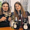 Ein Prost auf den Sieg: Jungwinzer Markus Hillabrand freut sich zusammen mit seiner Freundin Carolin über die Auszeichnung auf der „awc vienna“. Seine Scheureben-Spätlese (Jahrgang 2010) holte in Österreich den ersten Platz in der Kategorie „Sortenvielfalt & Cuvée“.