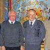(hr)    Die Soldaten der 9. Kompanie des Jägerregiments 1 der Bundeswehr aus Hammelburg, der Pateneinheit der Gemeinde Steinfeld, sammelten in Steinfeld und Waldzell Spenden für die Kriegsgräber. Seit über 15 Jahren sind die beiden „Edelreservisten“ der Reservistenkameradschaft Hausen, die ehemaligen Soldaten des Artillerieaufklärungsbataillons 121, der damaligen Pateneinheit aus Tauberbischofsheim im Ortsteil Hausen im Sammeleinsatz. Stabsfeldwebel a.D. Manfred Wenzel aus Impfingen und Oberstabsfeldwebel a. D. Helmut Waltner aus Königheim, der ob seiner Verdienste für die Patenschaft auch mit der Ehrenmedaille der Gemeinde Steinfeld ausgezeichnet wurde, waren in den letzten 15 Jahren unentwegt „im Einsatz“ für diese gute Sache, heißt es in einer Pressemitteilug der Gemeinde Steinfeld. In diesem Jahr haben beide ihre letzte Haussammlung durchgeführt. Insgesamt kamen dabei in der Gemeinde Steinfeld 1446,20 Euro an Spendengeldern zusammen, die komplett an die Deutsche Kriegsgräberfürsorge weitergeleitet wurden. Der Vorsitzende der Reservistenkameradschaft Edgar Scheiner und Bürgermeister Matthias Loschert bedankten sich für das außergewöhnliche Engagement. Das Bild zeigt (von links) Bürgermeister Matthias Loschert, Manfred Wenzel, Helmut Waltner und RK-Vorsitzender Edgar Scheiner.