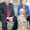 Günter Lipp mit seiner Frau und der Christusfigur.