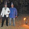 Hier lag er: Aus den Tiefen des Sandkastens in Aubstadt wurde der Fasching befreit und feierlich von Sitzungspräsident Christian Abschütz und dem Vorstand der Abschter Fosenöchter, Frank Nenninger, eröffnet.