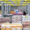 Plackerei in der Packerei: Für einen Stundenlohn von 7,79 Euro arbeiten Zeitarbeiter etwa in den Lagerhallen der Logistikbetriebe und haben am Monatsende knapp 1100 Euro brutto auf dem Lohnzettel stehen.
