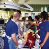Übung im Schockraum: An einer Puppe arbeiten Unfallchirurg, Anästhesist, Mitarbeiter aus der Notaufnahme sowie Vertreter aus Anästhesie- und OP-Pflege bei diesem Training in der Rotkreuzklinik Wertheim. Die Klinik gehört zu den 17 Krankenhäusern des neuen Trauma-Netzwerks Nordbayern-Würzburg.