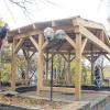 (fi)   Viele Jahre lang konnte sich der Stadtrat nicht einigen, wie der neue Pavillon im Spitalgarten aussehen soll. Jetzt ist er fast fertig. Eine Gerolzhöfer Schreinerei richtete die Konstruktion aus Eichenholz auf. Zurzeit sind die Spengler mit Arbeiten am Kupferdach beschäftigt. Bis zum Wochenende soll der rund 30 000 Euro teure Pavillon fertig sein, kündigt Stadtbaumeister Jens Pauluhn an. Während die hinteren vier Felder zwischen den Balken geschlossen werden, sollen die Seitenwände rechts und links offenbleiben. Laut Pauluhn können sie aber mit mobilen Elementen bei ungünstigen Bedingungen geschlossen werden. Die Aktionsfläche unter dem Dach verjüngt sich nach hinten von 7,40 Breite auf sechs Meter. Die Firsthöhe des Pavillons beträgt 4,30 Meter. Nach Fertigstellung des Pavillons sind die Zeiten vorbei, wo Veranstalter im Spitalgarten ständig Angst vor schlechtem Wetter haben mussten. Musiker brauchen nicht mehr zu befürchten, dass ihre Instrumente bei einem Auftritt nass werden.