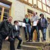 Fünf Sterne: Michael Pfaff, Geschäftsführer der Tourismus GmbH Bayerische Rhön (links), und seine Mitarbeiterinnen Barbara Straub (Zweite von links) und Sabine Derleth-Streit (rechts) gratulierten Sonja und Christoph Röper zur höchsten Auszeichnung des Deutschen Tourismusverbandes für ihre beiden Ferienhäuser in Stockheim.