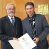 Auszeichnungen: Regierungspräsident Paul Beinhofer (links) überreichte an Stefan Milewski die Umweltpakt-Urkunde.