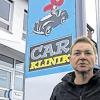 (mx/phk)   Martin Zentgraf, Geschäftsführer der Car Klinik, verlegte sein Autoreparaturunternehmen in die Alte Kissinger Straße 13. Nach gut sieben Jahren in der Winkelser Straße sei das Gebäude dort seinen Ansprüchen nicht mehr gerecht geworden, sagte Werkstattmeister Zentgraf. Es liege „weit entfernt von jeder Laufkundschaft“. Deshalb sei er nun umgezogen. Seit 1. November nutzt die Car Klinik nun die Räumlichkeiten des ehemaligen Autohauses Seat Zeier in der Alten Kissinger Straße.