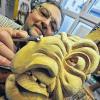 Günther Wetzel schnitzt in seiner Werkstatt in Bad Saulgau (Kreis Sigmaringen) eine Fasnachtsmaske. In den vergangenen 43 Jahren schuf er mehr als 5500 Masken.