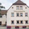 (pel)   Ein neues Faltblatt stellt historische Gebäude und Sehenswürdigkeiten von Eußenheim vor. Heute stellen wir die elfte Station vor, das „Gasthaus zur goldenen Krone“ (im Bild). Seit vielen Jahrhunderten gehört es zum Dorfbild von Eußenheim. Schriftliche Erwähnungen finden sich bis in das Jahr 1600. Ursprünglich war es als Dorfschenke im Gemeindeeigentum und wichtiger Bestandteil des Dorfgeschehens. Hier fand das Dorfgericht statt, die Unterlagen der Gemeinde wurden hier verwahrt und sie war Rast- und Pferdewechselstation auf dem Weg zur Homburg. Schon in frühesten Erwähnungen findet sich die Krone als Hauswappen der Schenkstatt. Aufgrund der hohen Ausgaben für die Gemeinde ging das Gasthaus im Jahr 1802 in Privatbesitz über und wird seit 1937 von der Familie Holzinger geführt.Foto: Martin Loschert